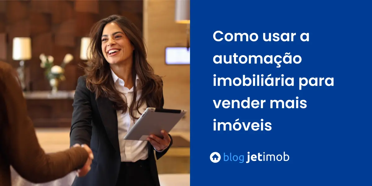 Corretora de imóveis fazendo uma reunião com cliente que captou através da automação para imobiliárias.