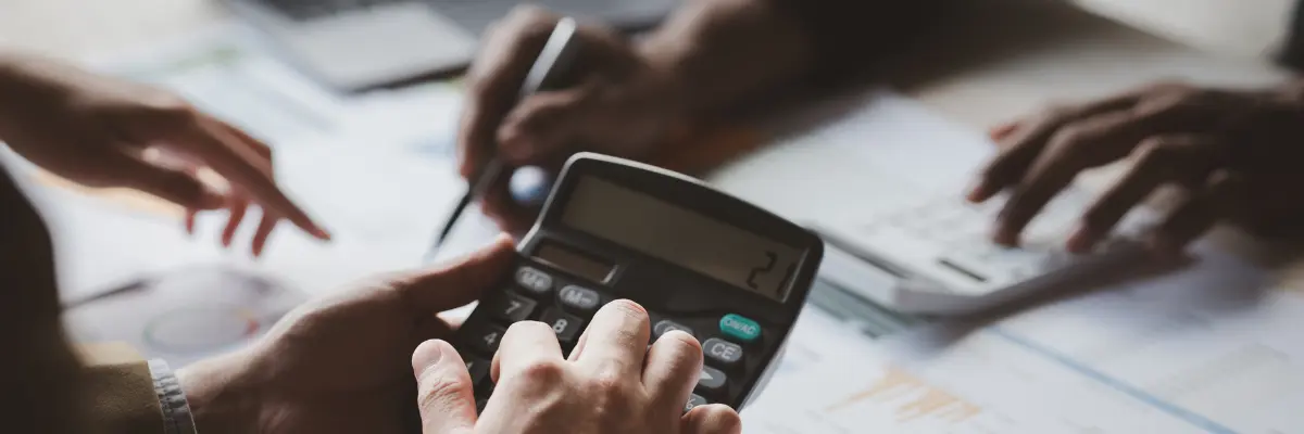 Corretor de imóveis calculando da taxa de administração imobiliária.
