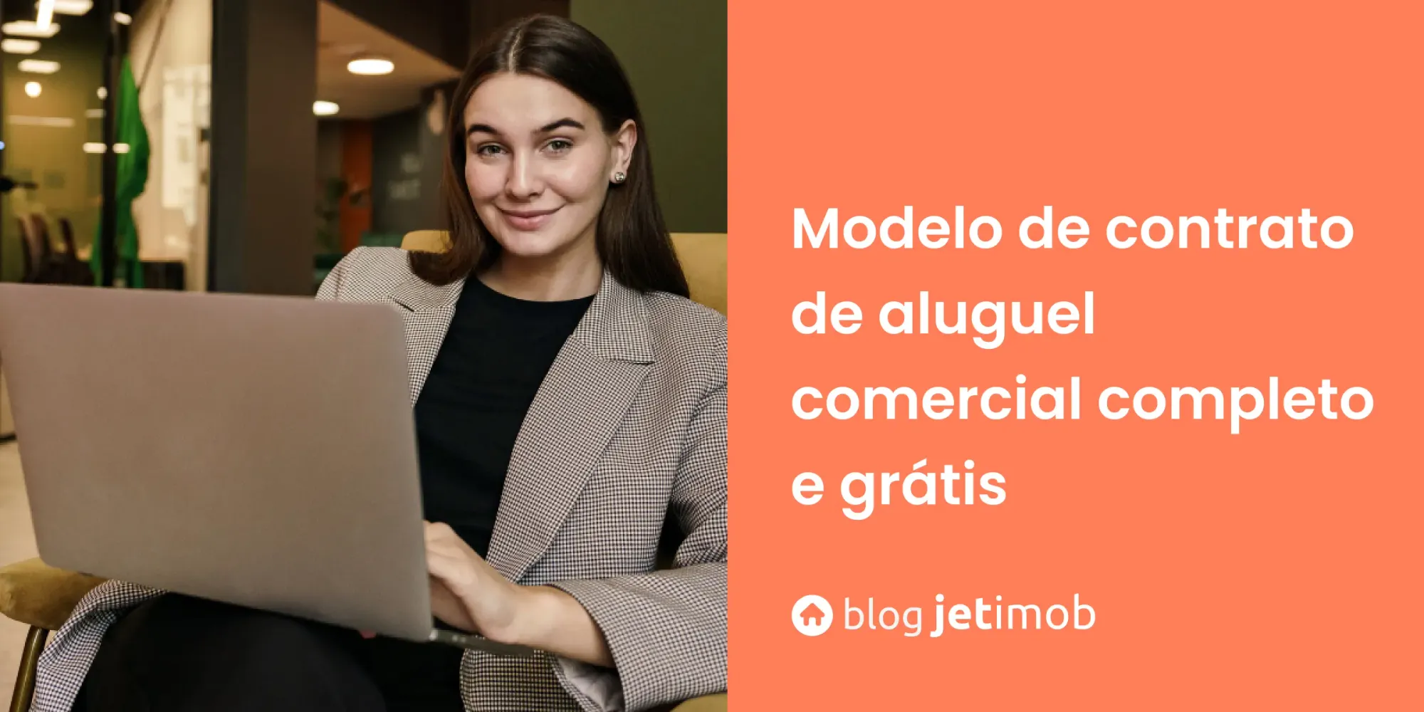 Corretora imobiliária preenchendo modelo de contrato de aluguel comercial em seu computador.