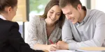 Jovem casal assinando o seu contrato de locação do novo imóvel.