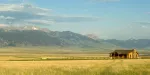 Imagem de um imóvel rural em um campo afastado da cidade.