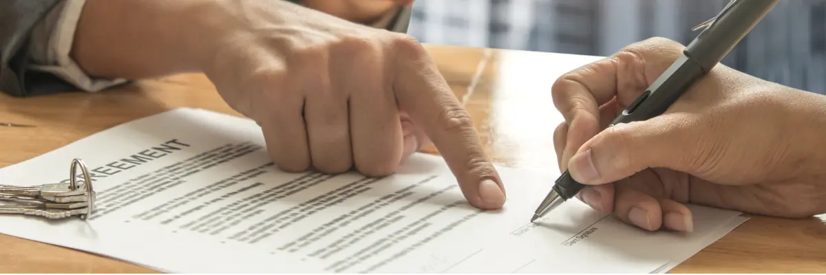 Corretores de imóveis revisando documento de venda de imóvel.