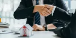 Corretor de imóveis falando com cliente sobre mercado de capitais.