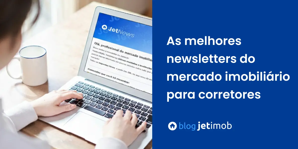 Corretora de imóveis lendo uma newsletter do mercado imobiliário em seu computador.