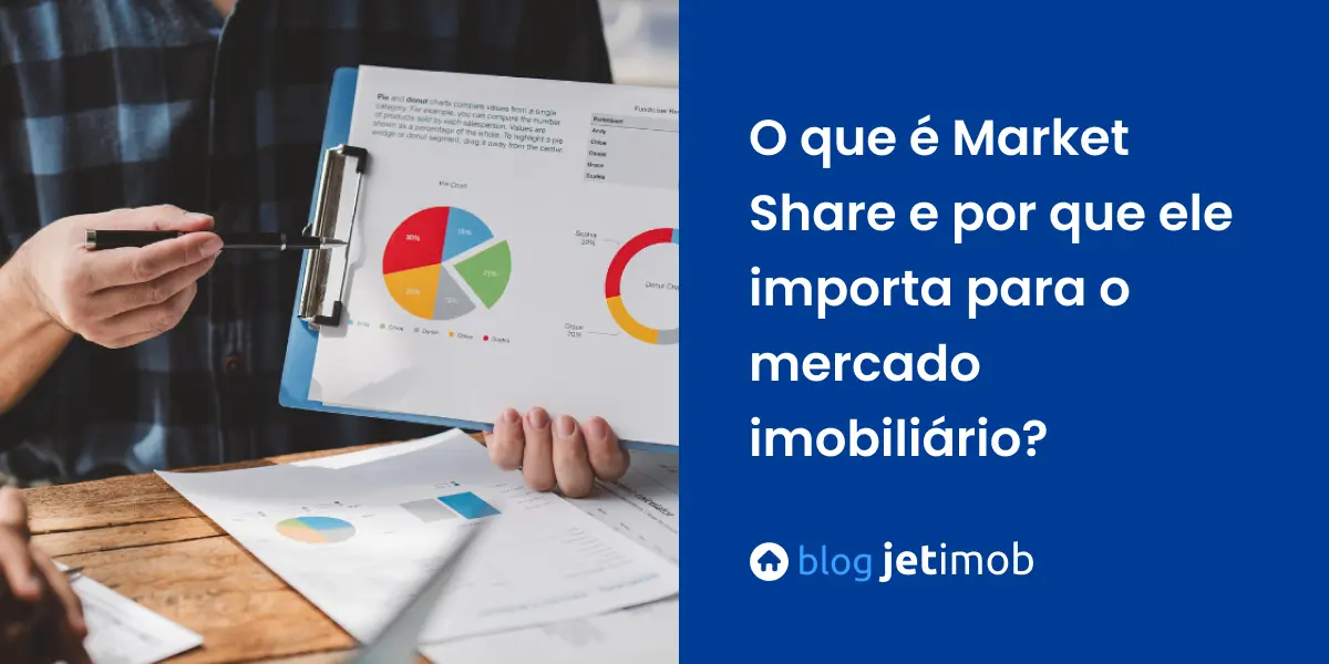 Corretor de imóveis calculando o market share da sua imobiliária em reunião com outros gestores.