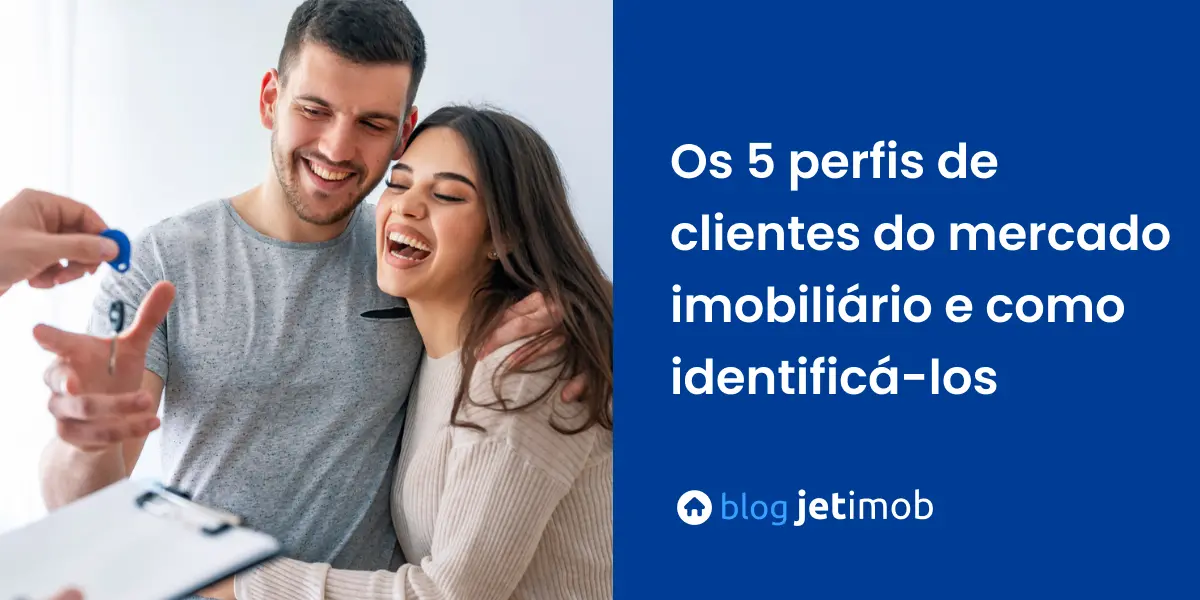 Jovem casal segurando a chave do seu primeiro imóvel próprio. 