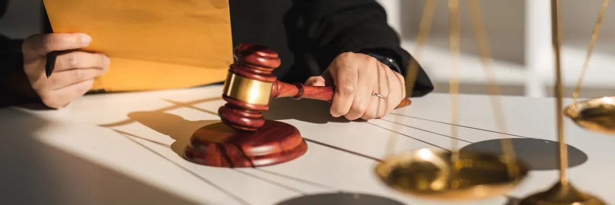 Imagem de um juiz autorizando a posse do imóvel através do usucapião.
