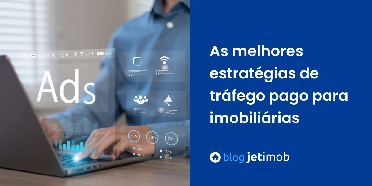 Corretor imobiliário usando o computador para otimizar suas campanhas de tráfego pago.